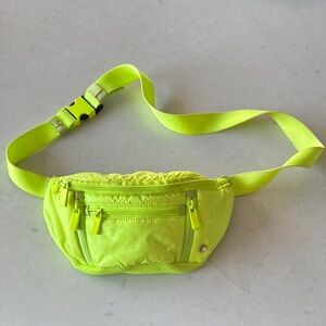 Caraa Green Crossbody Bag Sporty Compact Design